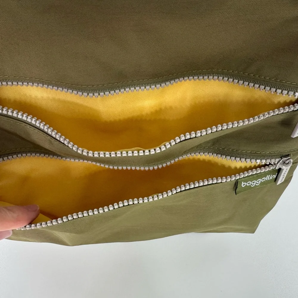 Baggallini 2-Zip‎ Adjustable Crossbody Bag Green/Orange 11” x 9.5” x 1” EXC COND